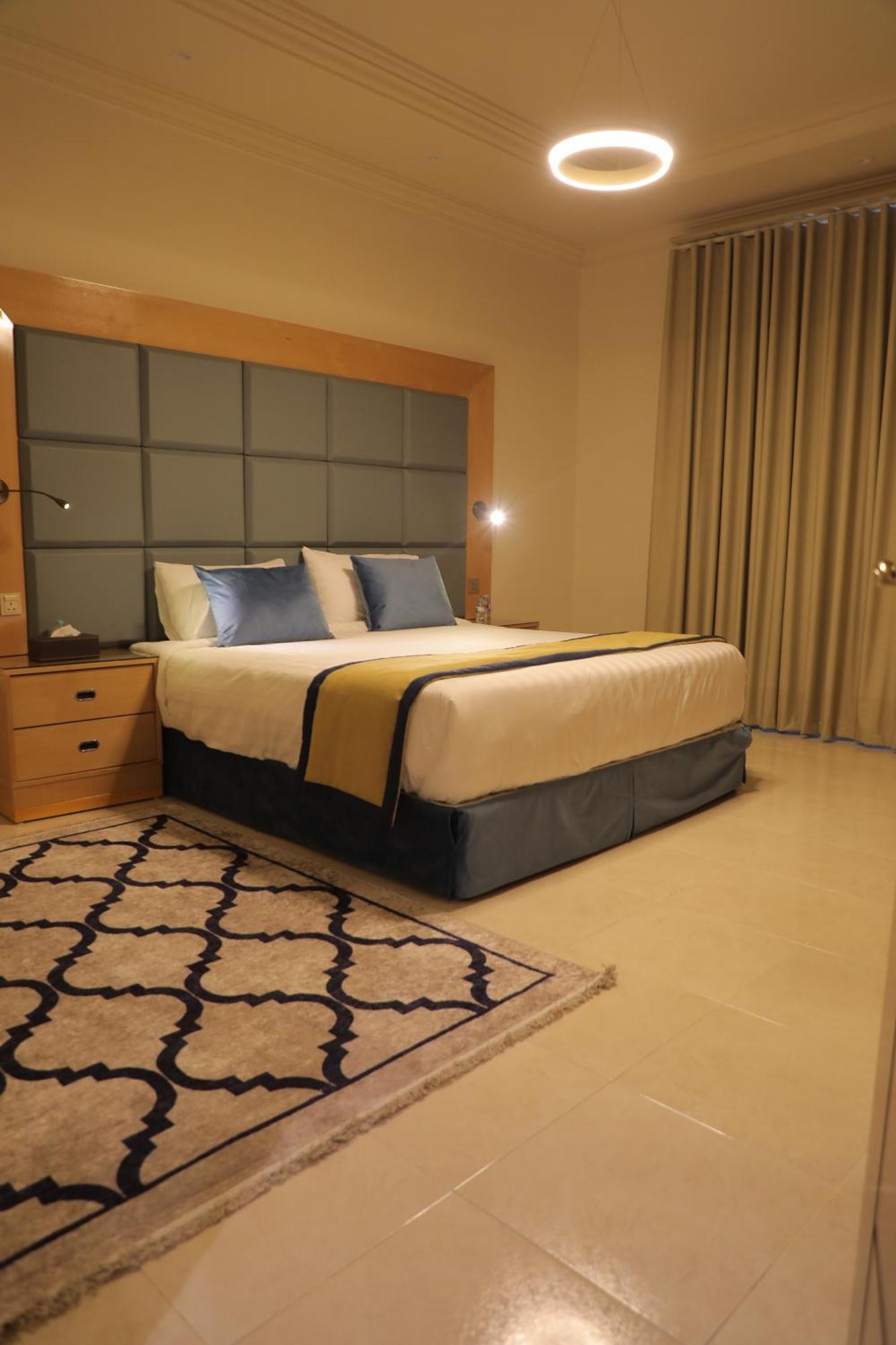 Savoy Apartment *